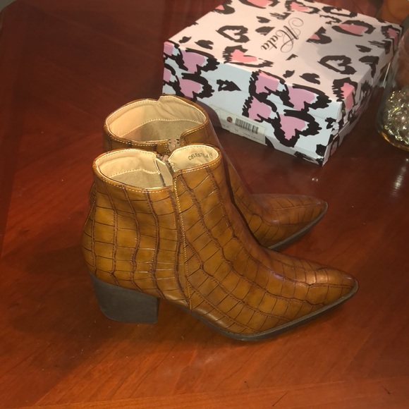 New w box Mata tan- croc brown booties in excellent conditions. “As is” size 10 - Picture 1 of 13